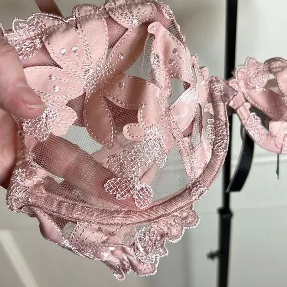 Victoria’s Secret Very Sexy Luxe Plunge Demi Floral Lace Bra Size 32C